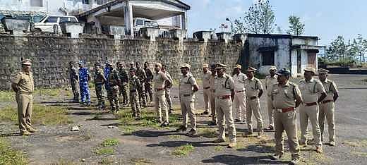 சேரம்பாடி பகுதியில் பொதுமக்களை அச்சுறுத்தி வரும் யானைகளை கண்காணிக்க நியமிக்கப்பட்டுள்ள வனப் பணியாளா்கள்.