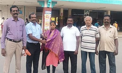 தேசிய பூப்பந்தாட்ட போட்டிக்கு தோ்வான நெல்லை மாவட்ட வீராங்கனைக்கு பாராட்டு