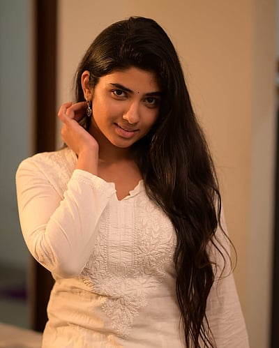 வெண்மேகம் பெண்ணாக உருவானதோ... பிரக்யா நாக்ரா!