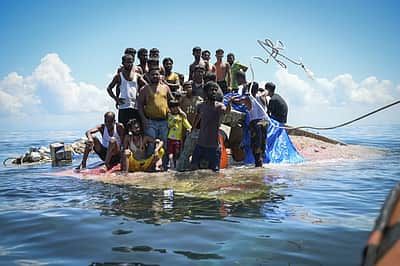 நடுக்கடலில் தத்தளித்த 102 ரோஹிங்கியா அகதிகள் மீட்பு!