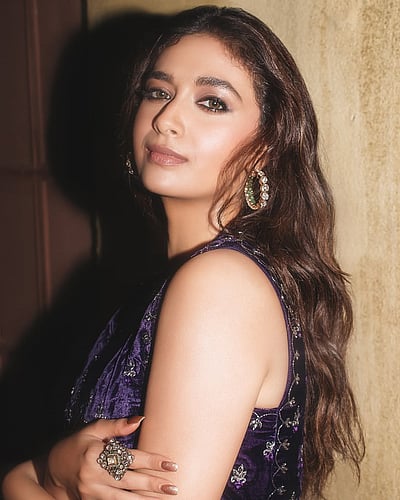 கல்யாண மாலை கொண்டாடும் பெண்ணே... கீர்த்தி சுரேஷ்!