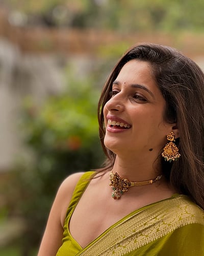 சித்தகத்தி பூக்களே..தேஜஸ்வினி சர்மா!