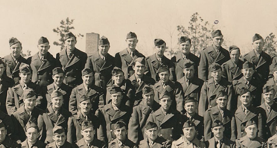 சக ராணுவ வீரர்களுடன் டெஸ்மண்ட் டாஸ் (மேல் வரிசையில் இடமிருந்து 5 ஆவது வீரன்)