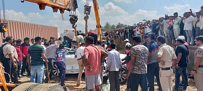 கார் மீது சரக்கு லாரி கவிழ்ந்து 6 பேர் பலி!