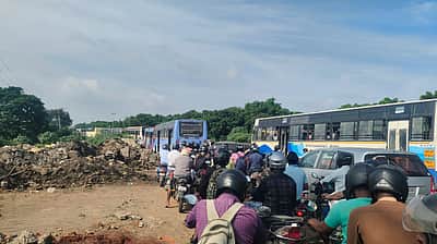 தாம்பரம் - பெருங்களத்தூர் சாலையில் கடும் போக்குவரத்து நெரிசல்