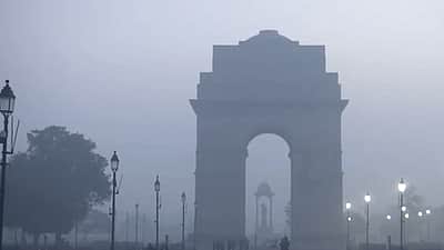 கடும் பனிமூட்டம்: தில்லியின்  வெப்பநிலை 8 டிகிரி செல்சியஸ்!