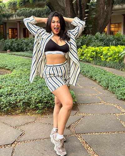 நடை பழகும் பூந்தேரு.. நிகிதா ஷர்மா!