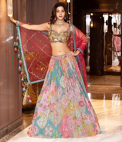 வண்ண நிலவு... வேதிகா!