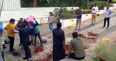 அல்லு அர்ஜுன் வீட்டை முற்றுகையிட்டு கல்வீச்சு!