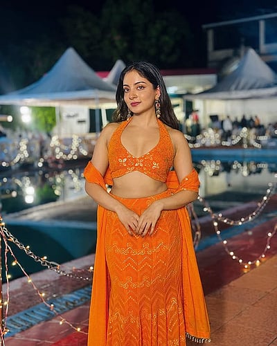 தங்க மீன் போல... இஷானி கிருஷ்ணா!