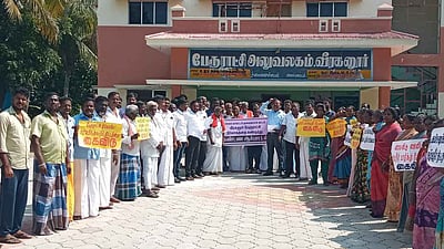 வீரகனூா் பேரூராட்சி அலுவலகத்தை முற்றுகையிட்டு மக்கள் போராட்டம்