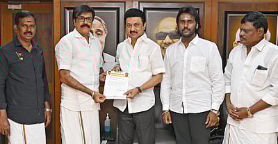 விஜயகாந்தின் முதலாமாண்டு நினைவு நாள் கூட்டம்: முதல்வருக்கு அழைப்பு