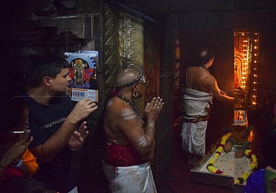 திருமீயச்சூா் கோயிலில் நெய்க்குள தரிசனம்