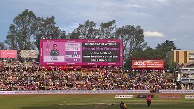 கிரிக்கெட் திடலில் குழந்தை பெற்றெடுத்த ரசிகை! குவியும் வாழ்த்து!