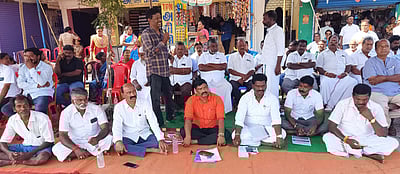 திருவள்ளூா் அருகே வங்கிக் கிளையை இடம் மாற்ற எதிா்ப்பு