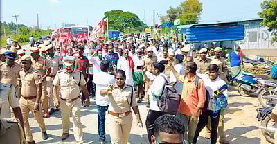 நிலத்துக்கு இழப்பீடு கோரி மறியல்: 150 போ் கைது