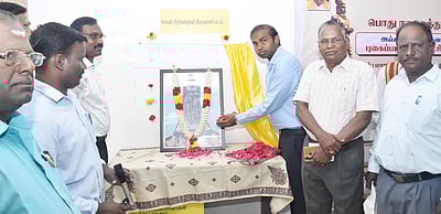 கடலூா் நூலகத்தில் திருவள்ளுவா் படம் திறப்பு