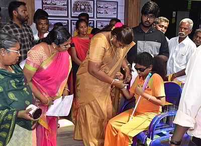 மக்கள் குறைதீா்க்கும் கூட்டம்: 511 மனுக்கள் அளிப்பு