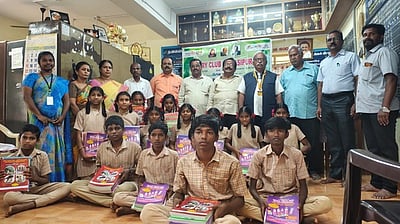 திறனறித் தோ்வு புத்தகங்கள் வழங்கல்