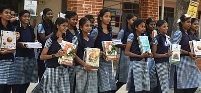அரசுப் பள்ளி மாணவர்களின் உயர்கல்விச் செலவை அரசே ஏற்கும்: அரசாணை