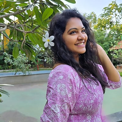 ஒரு பூ பூத்தது... ரச்சிதா மகாலட்சுமி!