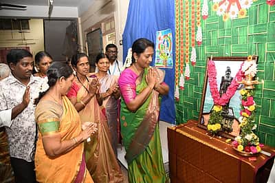 திருவள்ளுவா் படத்துக்கு மாலை அணிவித்து ஆட்சியா் மரியாதை