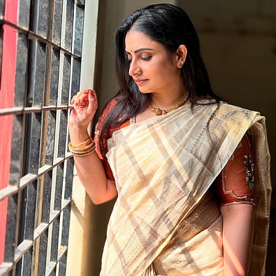 ஜன்னல் ஓரம்... சுஜிதா தனுஷ்!