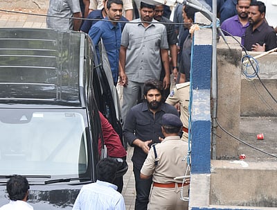 புஷ்பா - 2 படக்காட்சி நெரிசலில் பெண் பலி: குற்றப்பத்திரிகையில் ஏ11 நபராக அல்லு அர்ஜுன் சேர்ப்பு!