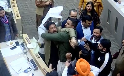 அம்பேத்கர் விவகாரம்: அடித்துக் கொண்ட காங்கிரஸ் - பாஜக கவுன்சிலர்கள்!!