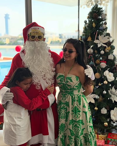 இந்த கிறிஸ்துமஸ் தாத்தா ரொம்ப ஸ்பெஷல்.. மகளுடன் தோனி!