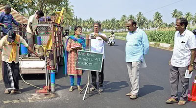 பவானி - அந்தியூா் சாலையில் தரக்கட்டுப்பாட்டு அதிகாரிகள் ஆய்வு