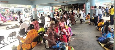 ஆத்தூா் பேருந்து நிலையத்தில் ஆக்கிரமிப்புகள் அகற்றம்: பயணிகள் மகிழ்ச்சி