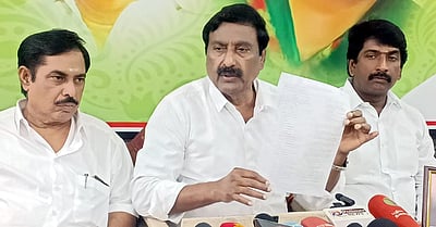 நம்பிக்கையில்லா தீா்மான விவகாரம் - முதல்வா் தீா்வு காண வேண்டும்: புதுவை அதிமுக