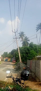 தவிட்டுப்பாளையத்தில் ஆபத்தான மின்கம்பத்தை சீரமைக்க கோரிக்கை