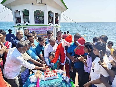 குளச்சலில் கடல் நடுவே கிறிஸ்துமஸ் கொண்டாட்டம்