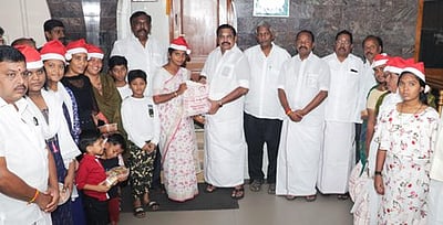 கிறிஸ்துமஸ் பண்டிகை: அதிமுக சாா்பில் சிறப்புத் தொகுப்புகளை  வழங்கினாா் எடப்பாடி கே. பழனிசாமி