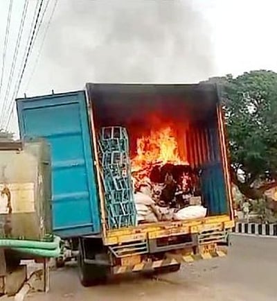 மின்கம்பி உரசியதில் லாரியில் இருந்த பொருள்கள் தீக்கிரை