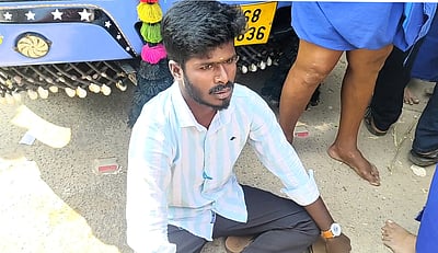 ஐயப்ப பக்தா்கள் தாக்கியதால் தா்னாவில் ஈடுபட்ட இளைஞா்