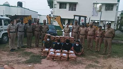 ஒரத்தநாடு அருகே காரில் கஞ்சா கடத்திவந்த 4 போ் கைது;  128 கிலோ கஞ்சா பறிமுதல்