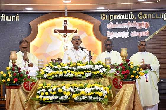 நாகா்கோவில் கோட்டாறு சவேரியாா் பேராலயத்தில் சிறப்பு திருப்பலி நிறைவேற்றுகிறாா் ஆயா் நசரேசன்சூசை.