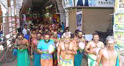 திருச்செந்தூரில் குவிந்த பக்தா்கள்