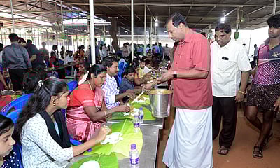 நாலுமாவடியில் 3 ஆயிரம் பேருக்கு கிறிஸ்துமஸ் விருந்து: மோகன் சி. லாசரஸ் வழங்கினாா்