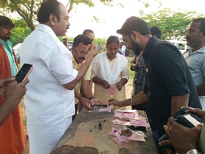 வெம்பக்கோட்டை அகழாய்வு: அமைச்சா் ஆய்வு