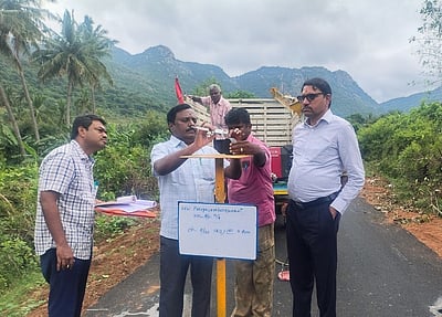 ராசிபுரத்தில் நெடுஞ்சாலைப் பணிகளை கண்காணிப்புப் பொறியாளா் ஆய்வு