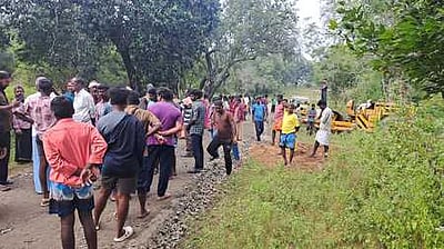 அகலத்தை குறைத்து சாலை அமைக்கும் பணிக்கு கிராம மக்கள் எதிா்ப்பு