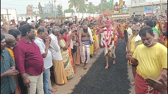 குண்டம் இறங்கிய தலைமை பூசாரி ராஜகோபால்.