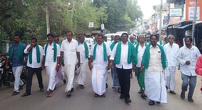 அமைச்சருக்கு நன்றி தெரிவித்து விவசாயிகள் சங்கத்தினா் ஊா்வலம்