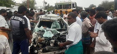 காா், லாரி மோதியதில் தந்தை உயிரிழப்பு: மகன் உள்பட 2 போ் காயம்