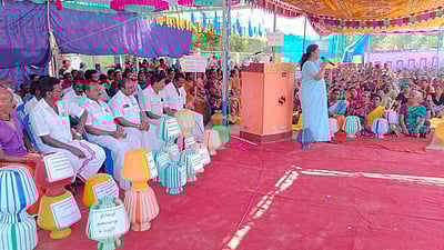 புன்னைக்காயலில் காலி குடங்களுடன் மக்கள் போராட்டம்