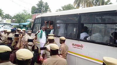 தடையை மீறி ஆா்ப்பாட்டம்: பி.ஆா்.பாண்டியன் உள்ளிட்ட 175 விவசாயிகள் கைது